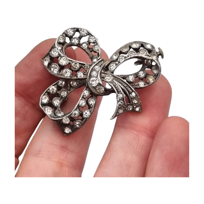 Bisutería antigua broche lazo Art Déco de metal plateado con pedrería, circa 1940-1950