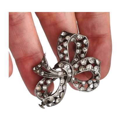 Bisutería antigua broche lazo Art Déco de metal plateado con pedrería, circa 1940-1950