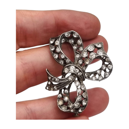 Bisutería antigua broche lazo Art Déco de metal plateado con pedrería, circa 1940-1950