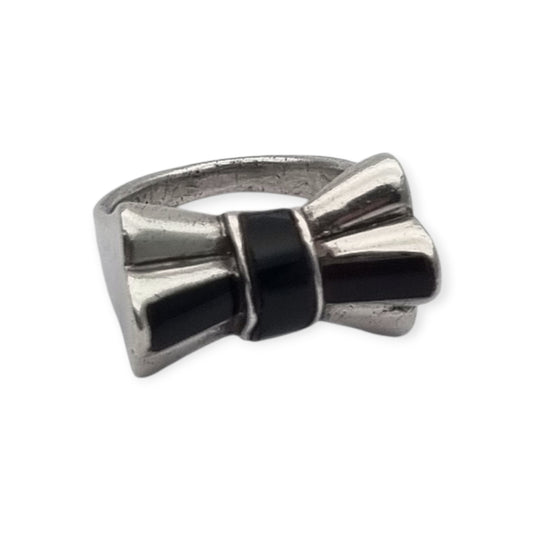 Anillo Art Déco francés de plata y ónix diseño lazo firmado AP Circa 1940