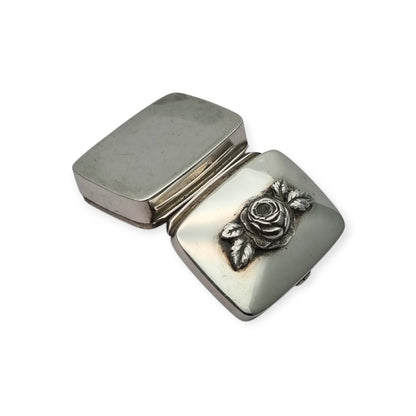 Caja vintage de plata con rosa en relieve, diseño floral europeo circa 1980-1990