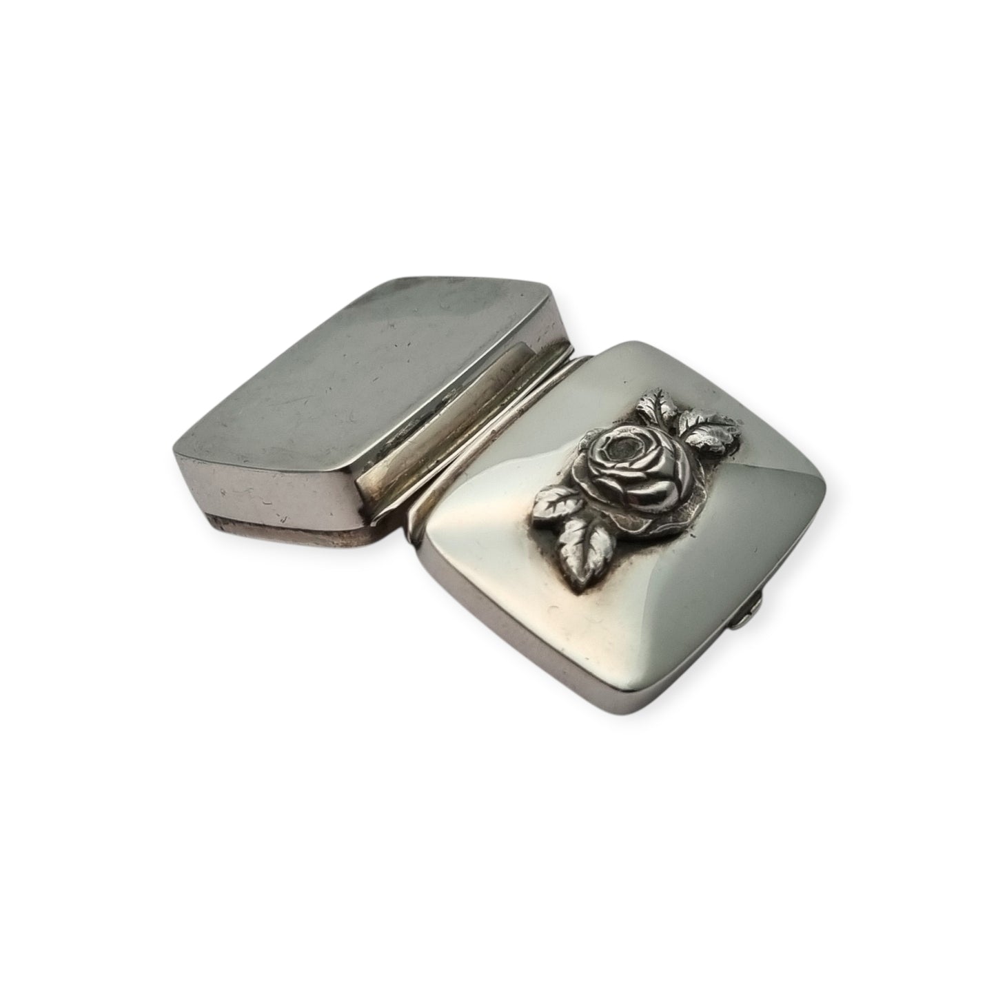 Caja vintage de plata con rosa en relieve, diseño floral europeo circa 1980-1990