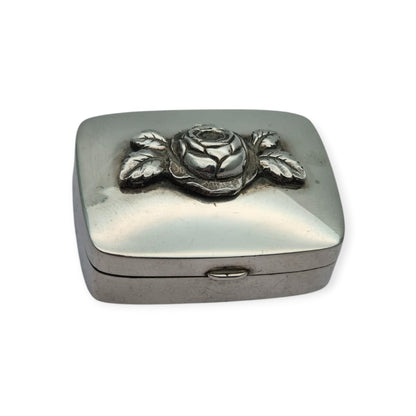 Caja vintage de plata con rosa en relieve, diseño floral europeo circa 1980-1990