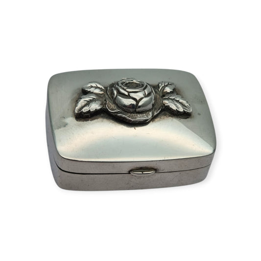 Caja vintage de plata con rosa en relieve, diseño floral europeo circa 1980-1990