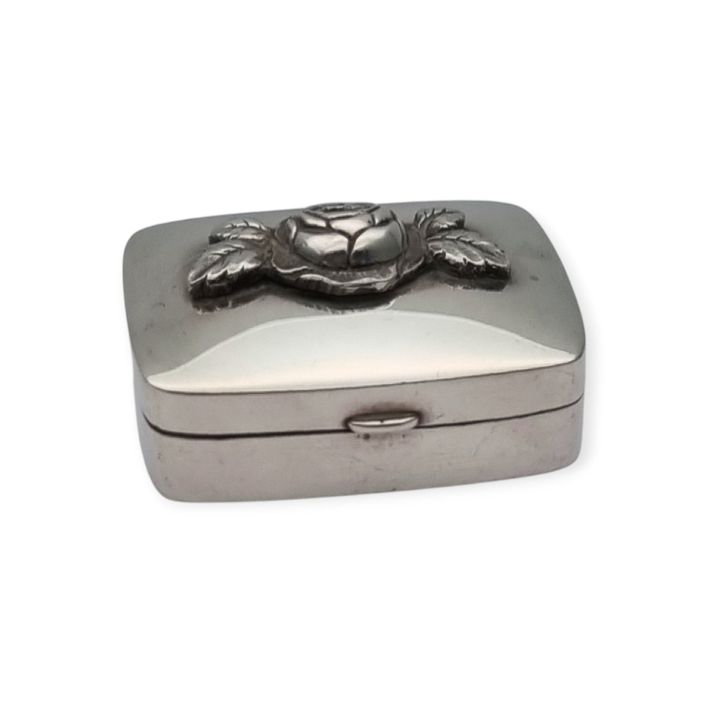 Caja vintage de plata con rosa en relieve, diseño floral europeo circa 1980-1990
