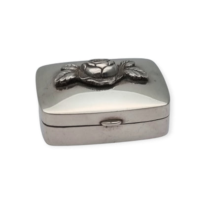 Caja vintage de plata con rosa en relieve, diseño floral europeo circa 1980-1990