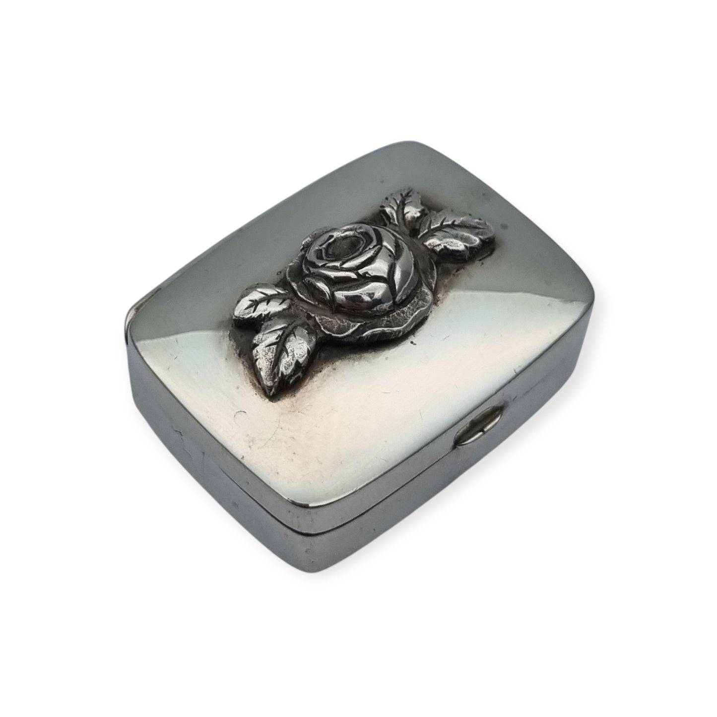 Caja vintage de plata con rosa en relieve, diseño floral europeo circa 1980-1990