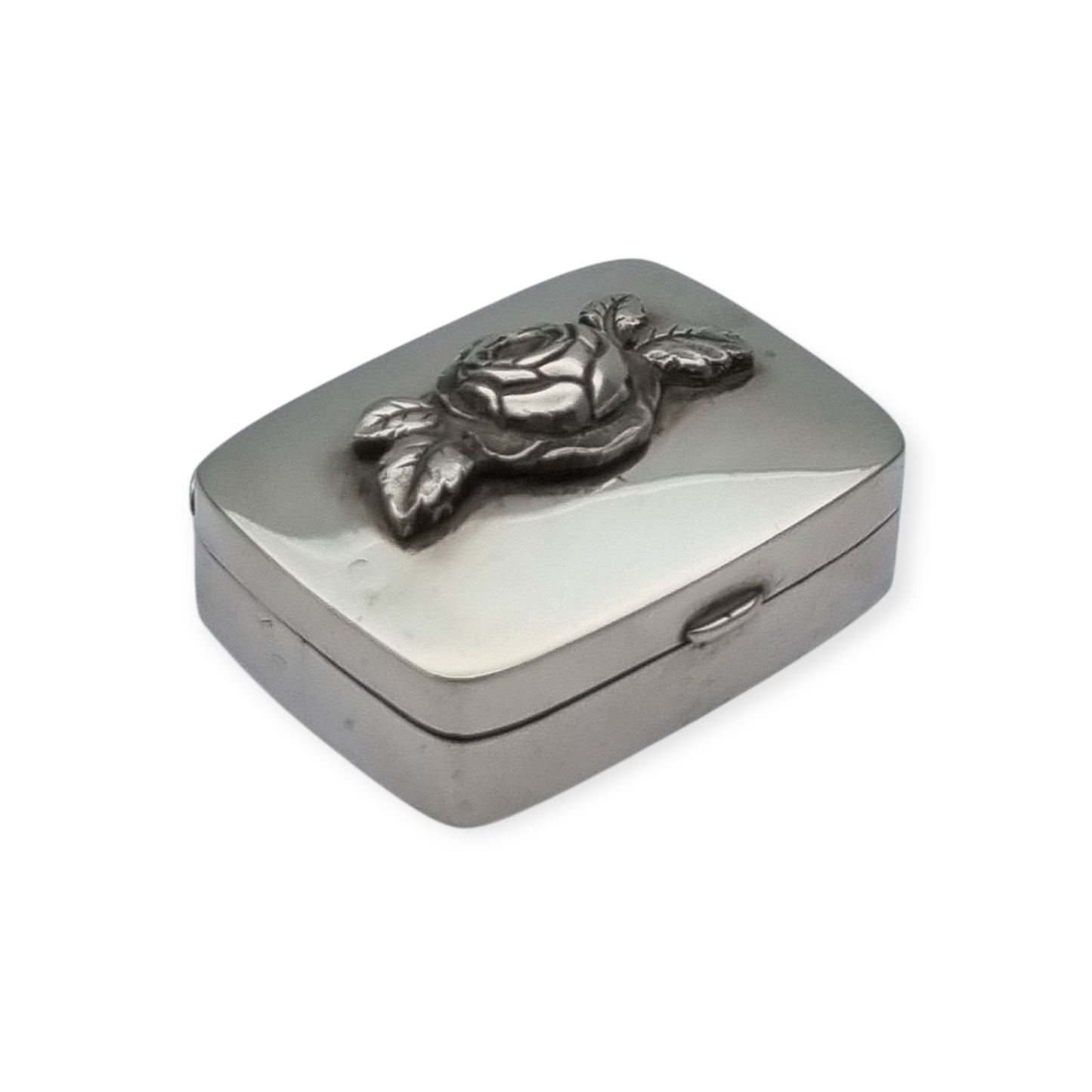 Caja vintage de plata con rosa en relieve, diseño floral europeo circa 1980-1990