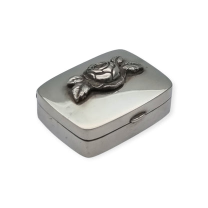 Caja vintage de plata con rosa en relieve, diseño floral europeo circa 1980-1990