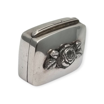 Caja vintage de plata con rosa en relieve, diseño floral europeo circa 1980-1990