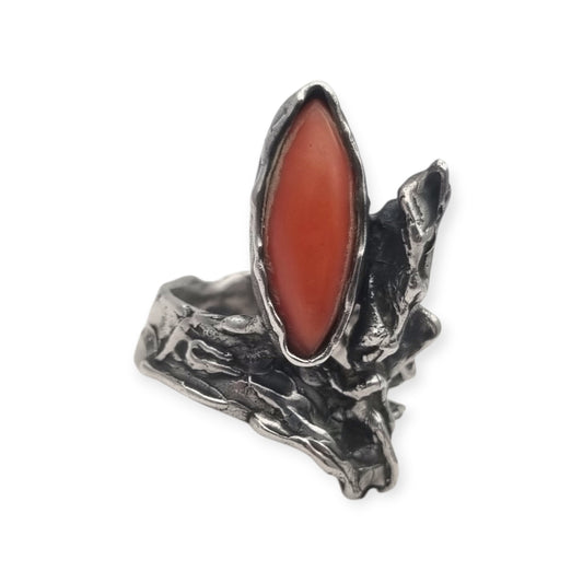 Anillo brutalista europeo en plata y coral rojo, diseño orgánico firmado, circa 1970