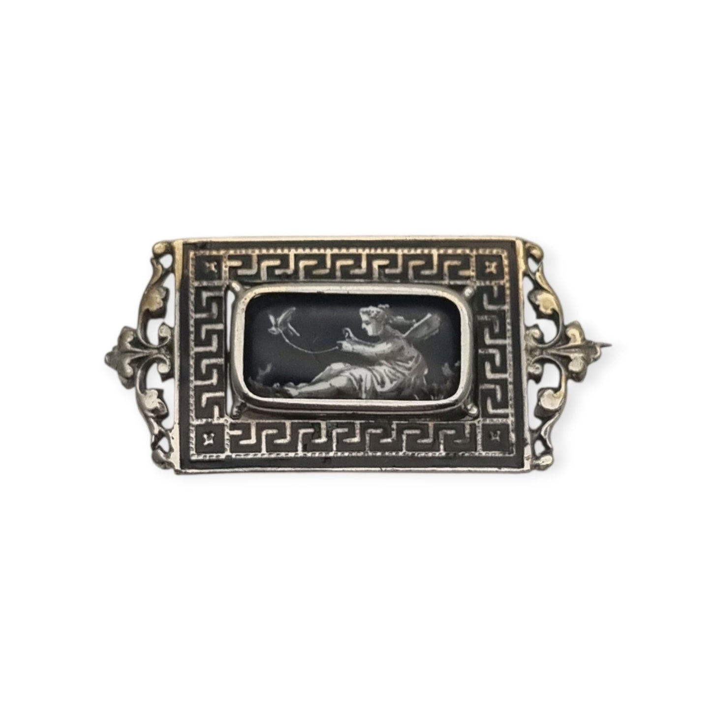 Broche antiguo rectangular de metal y esmalte negro con escena clásica, finales siglo XIX
