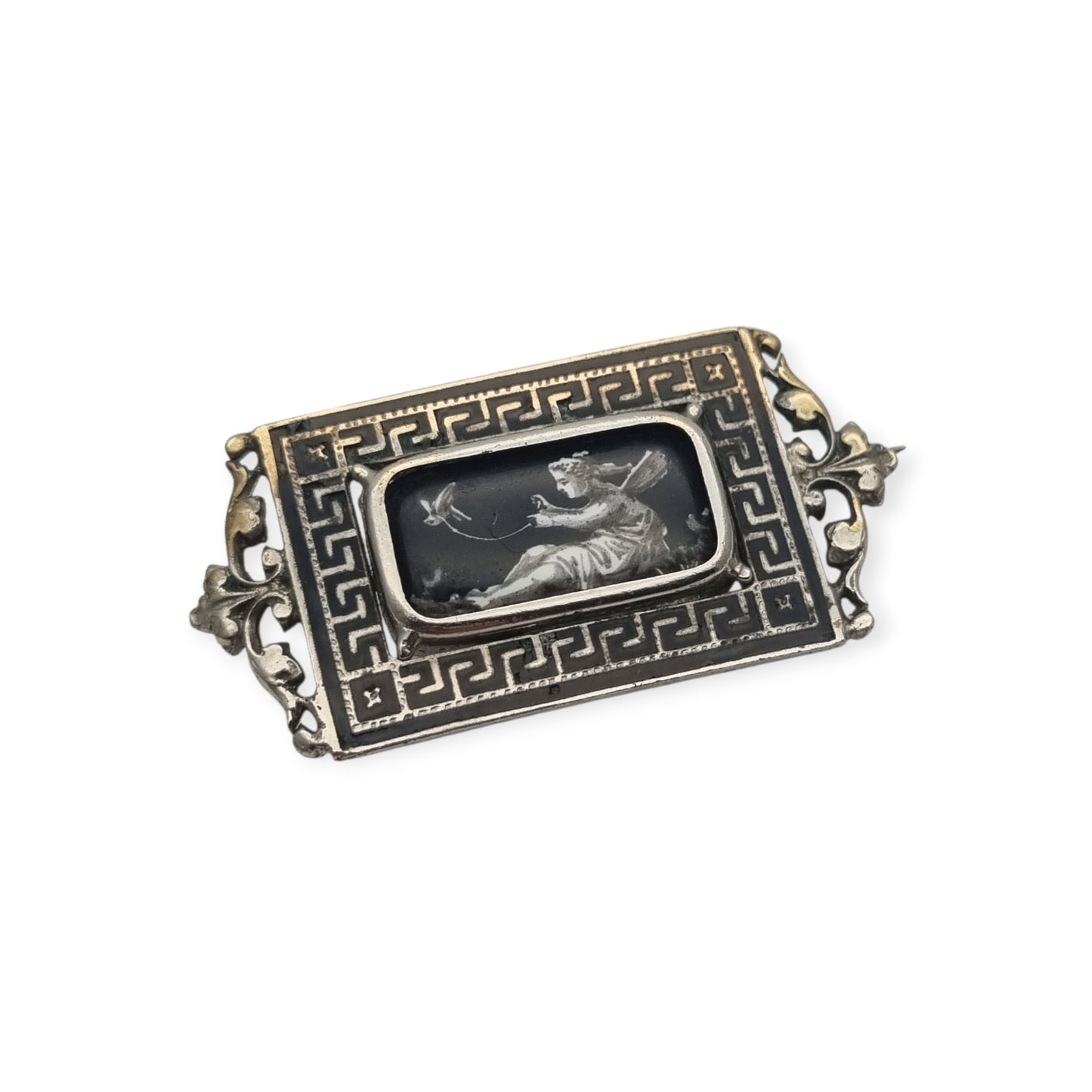 Broche antiguo rectangular de metal y esmalte negro con escena clásica, finales siglo XIX