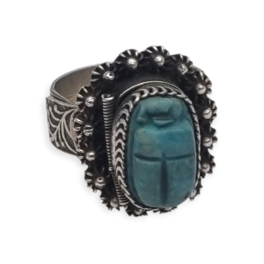 Anillo guardapelo o anillo de veneno egipcio en plata y escarabajo de turquesa, circa 1960