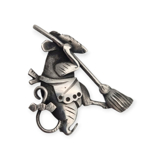 Figurative sterling silver brooch of the Vain Little Mouse with a broom, Spain circa 1980