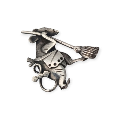 Broche de plata figurativo de la Ratita Presumida con escoba, España circa 1980