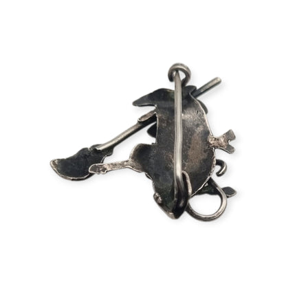 Broche de plata figurativo de la Ratita Presumida con escoba, España circa 1980