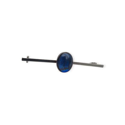 Broche antiguo de plata con cabujón azul ovalado, diseño minimalista siglo XX