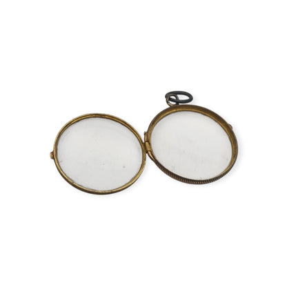 Colgante guardapelo antiguo redondo de metal y cristal biselado, circa 1920