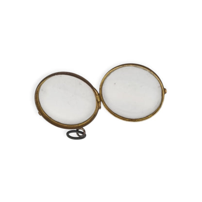 Colgante guardapelo antiguo redondo de metal y cristal biselado, circa 1920
