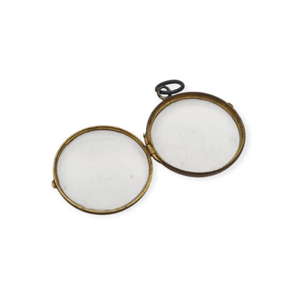 Colgante guardapelo antiguo redondo de metal y cristal biselado, circa 1920