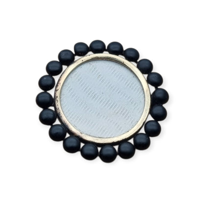 Broche guardapelo victoriano de luto, metal lacado negro, Inglaterra, circa 1890-1900