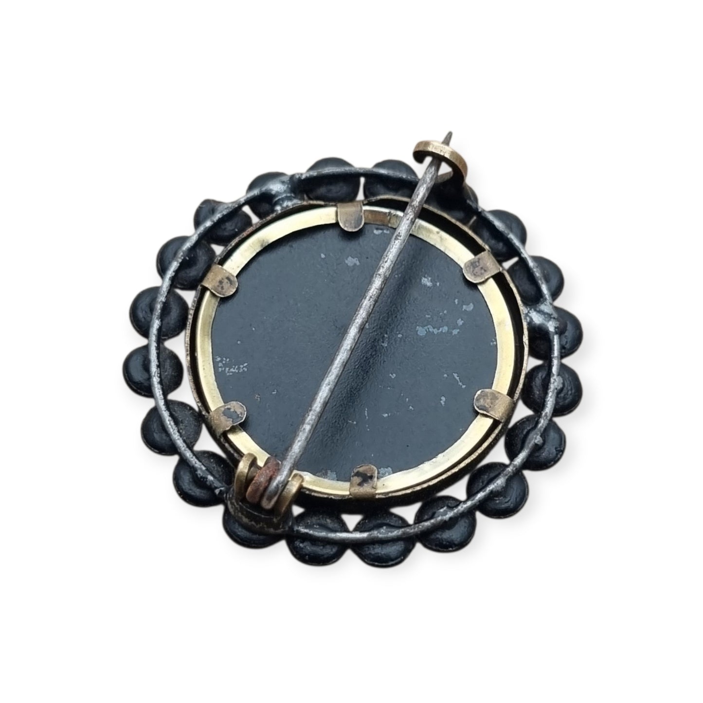Broche guardapelo victoriano de luto, metal lacado negro, Inglaterra, circa 1890-1900