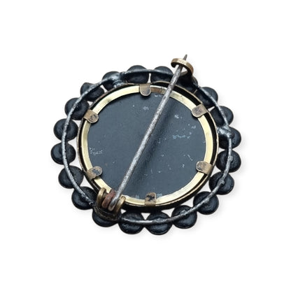 Broche guardapelo victoriano de luto, metal lacado negro, Inglaterra, circa 1890-1900