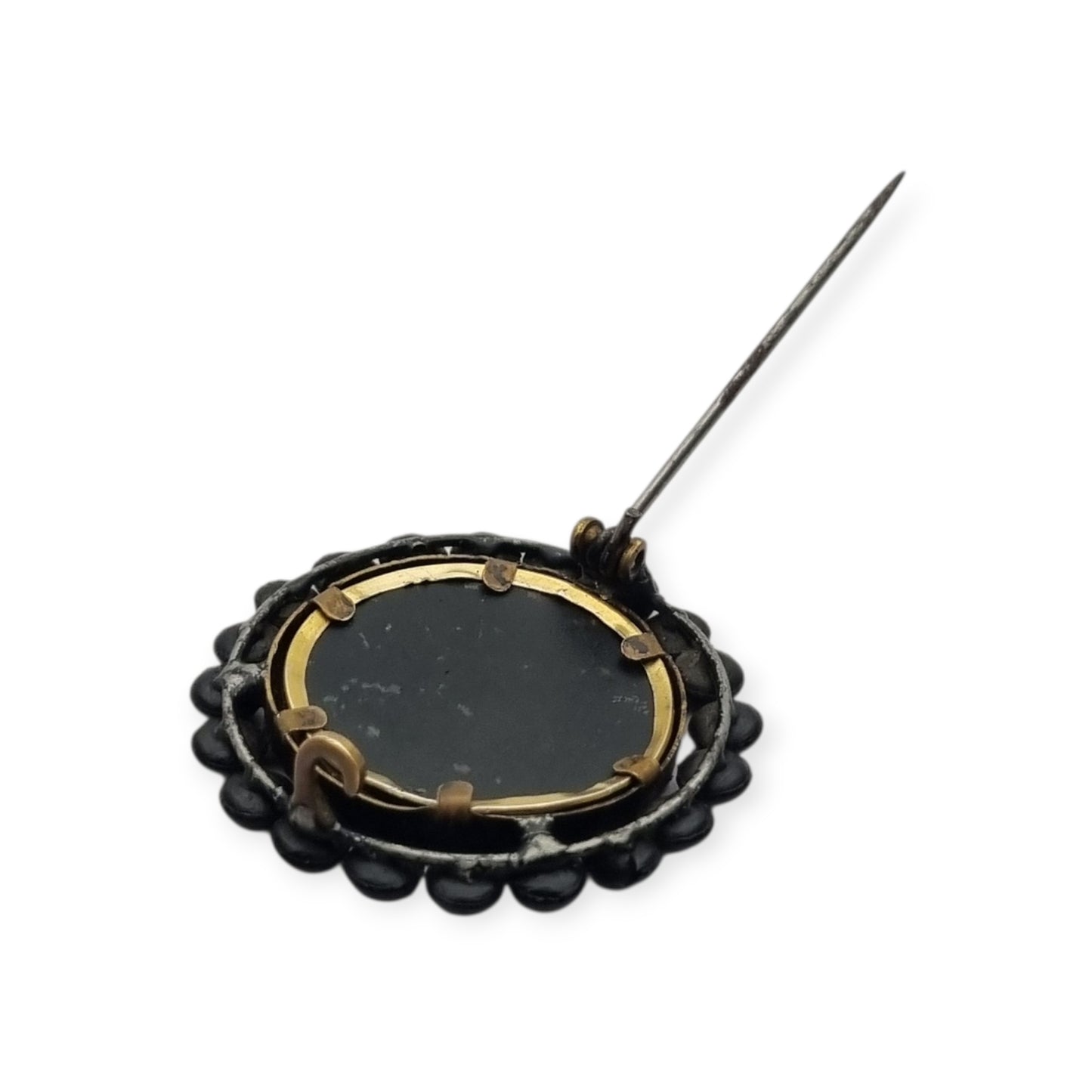 Broche guardapelo victoriano de luto, metal lacado negro, Inglaterra, circa 1890-1900
