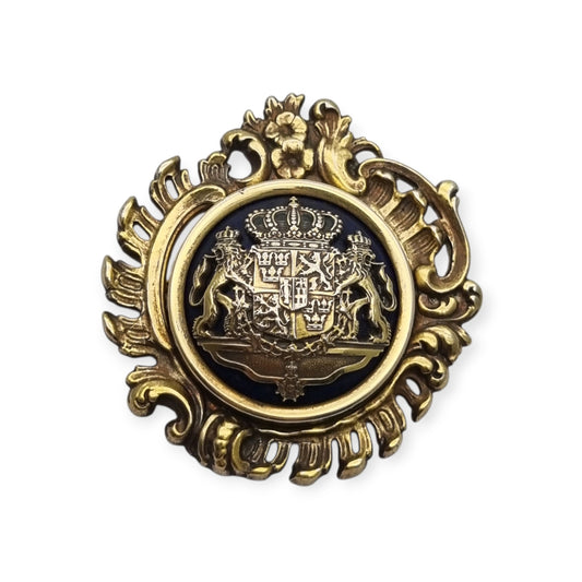 Broche heráldico sueco de plata dorada y esmalte azul, Gran Escudo Real de Suecia, 1973