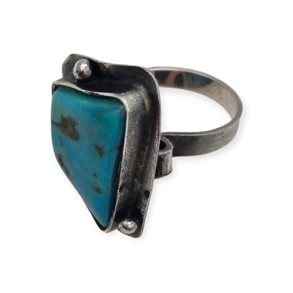 Anillo Boho artesanal de plata con turquesa triangular, diseño orgánico de estilo étnico, 80s