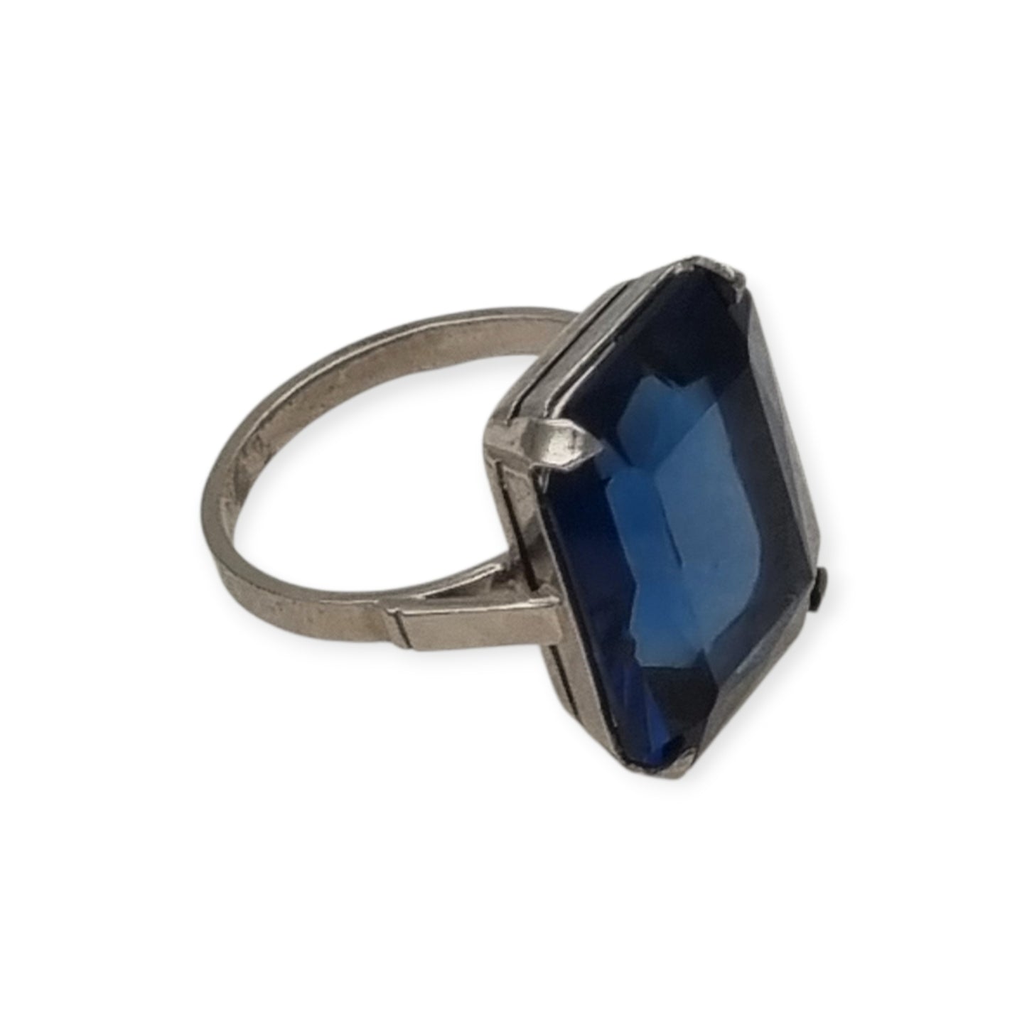 Anillo Art Déco tardío de plata francesa con piedra azul facetada rectangular, años 50