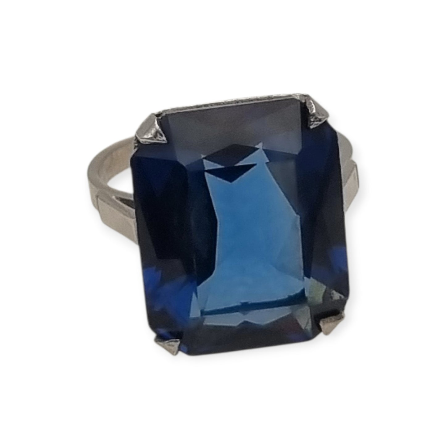 Anillo Art Déco tardío de plata francesa con piedra azul facetada rectangular, años 50