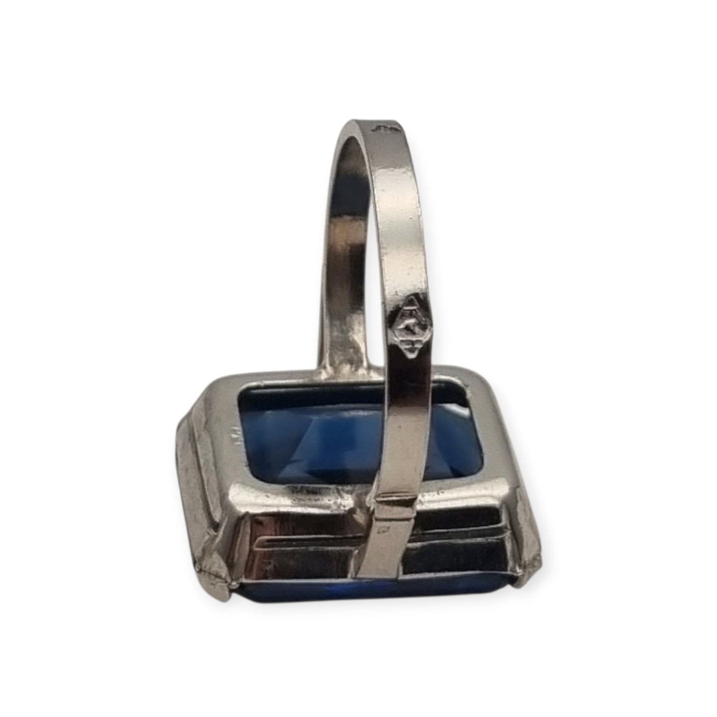 Anillo Art Déco tardío de plata francesa con piedra azul facetada rectangular, años 50