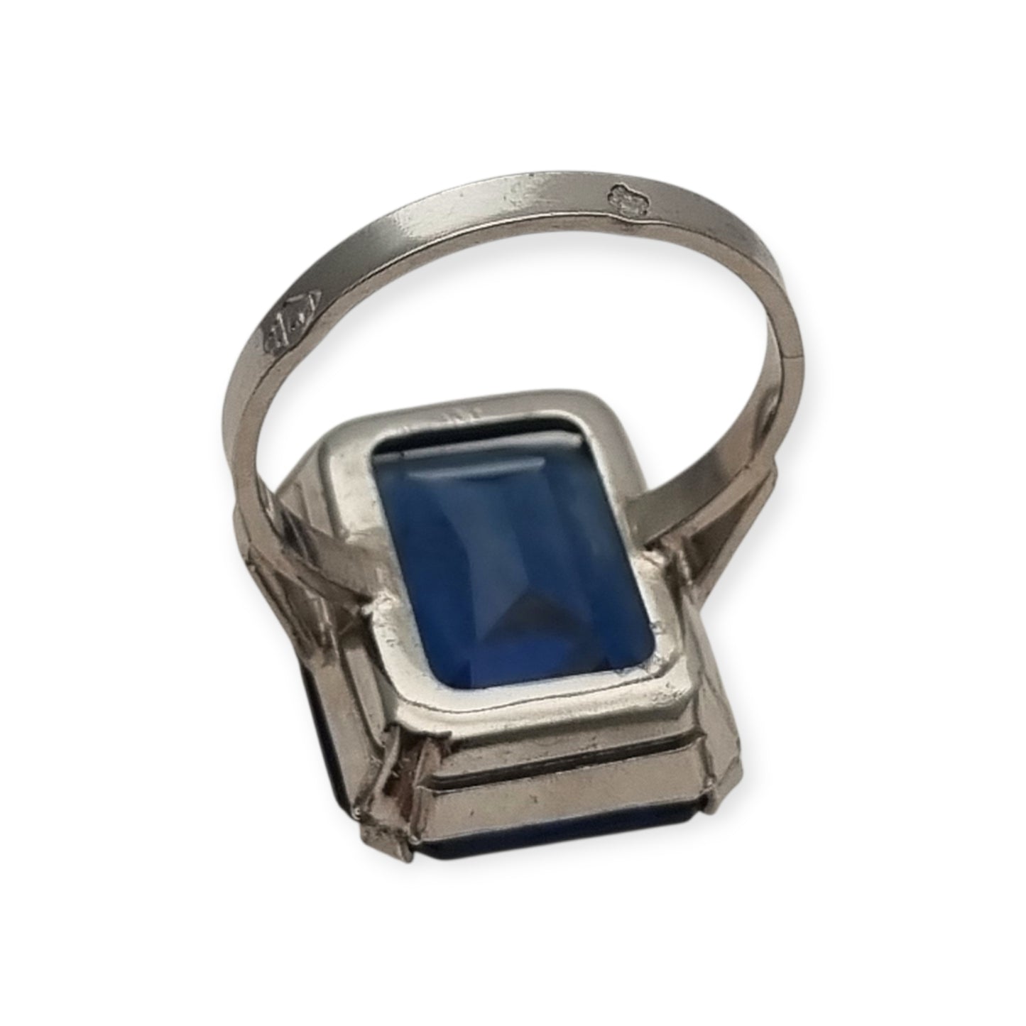 Anillo Art Déco tardío de plata francesa con piedra azul facetada rectangular, años 50