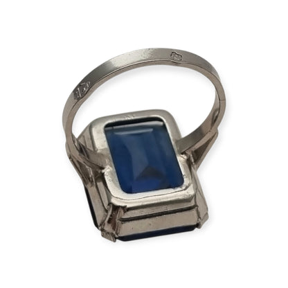 Anillo Art Déco tardío de plata francesa con piedra azul facetada rectangular, años 50