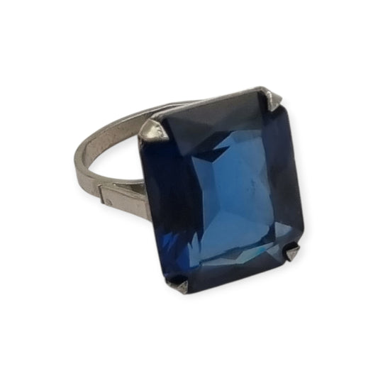 Anillo Art Déco tardío de plata francesa con piedra azul facetada rectangular, años 50