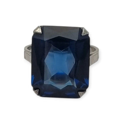 Anillo Art Déco tardío de plata francesa con piedra azul facetada rectangular, años 50