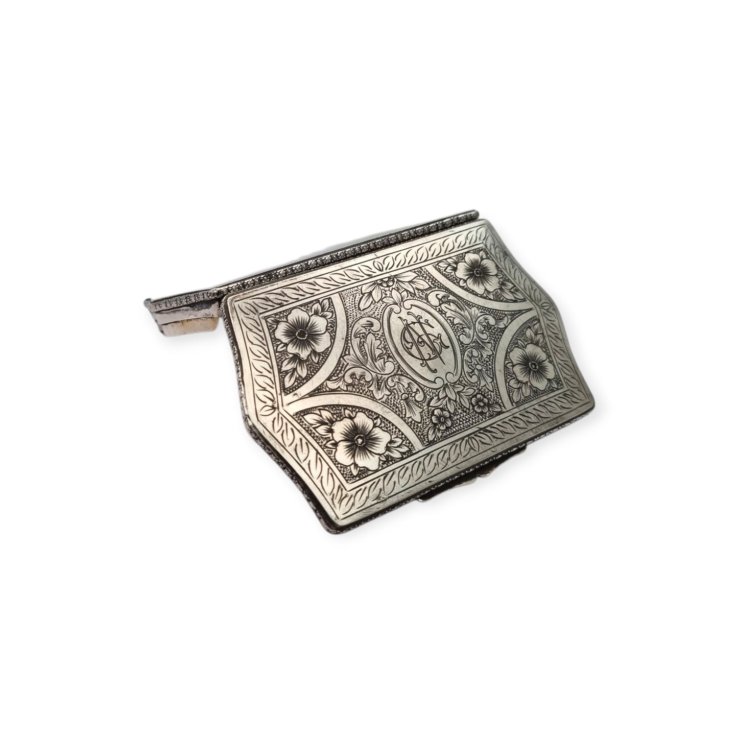 Caja rectangular Art Nouveau en plata 800, Europa, circa 1910, decoración floral grabada y monograma central