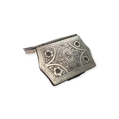 Caja rectangular Art Nouveau en plata 800, Europa, circa 1910, decoración floral grabada y monograma central