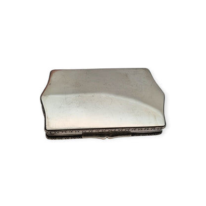 Caja rectangular Art Nouveau en plata 800, Europa, circa 1910, decoración floral grabada y monograma central