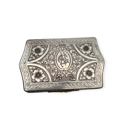 Caja rectangular Art Nouveau en plata 800, Europa, circa 1910, decoración floral grabada y monograma central