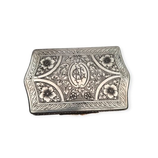 Caja rectangular Art Nouveau en plata 800, Europa, circa 1910, decoración floral grabada y monograma central