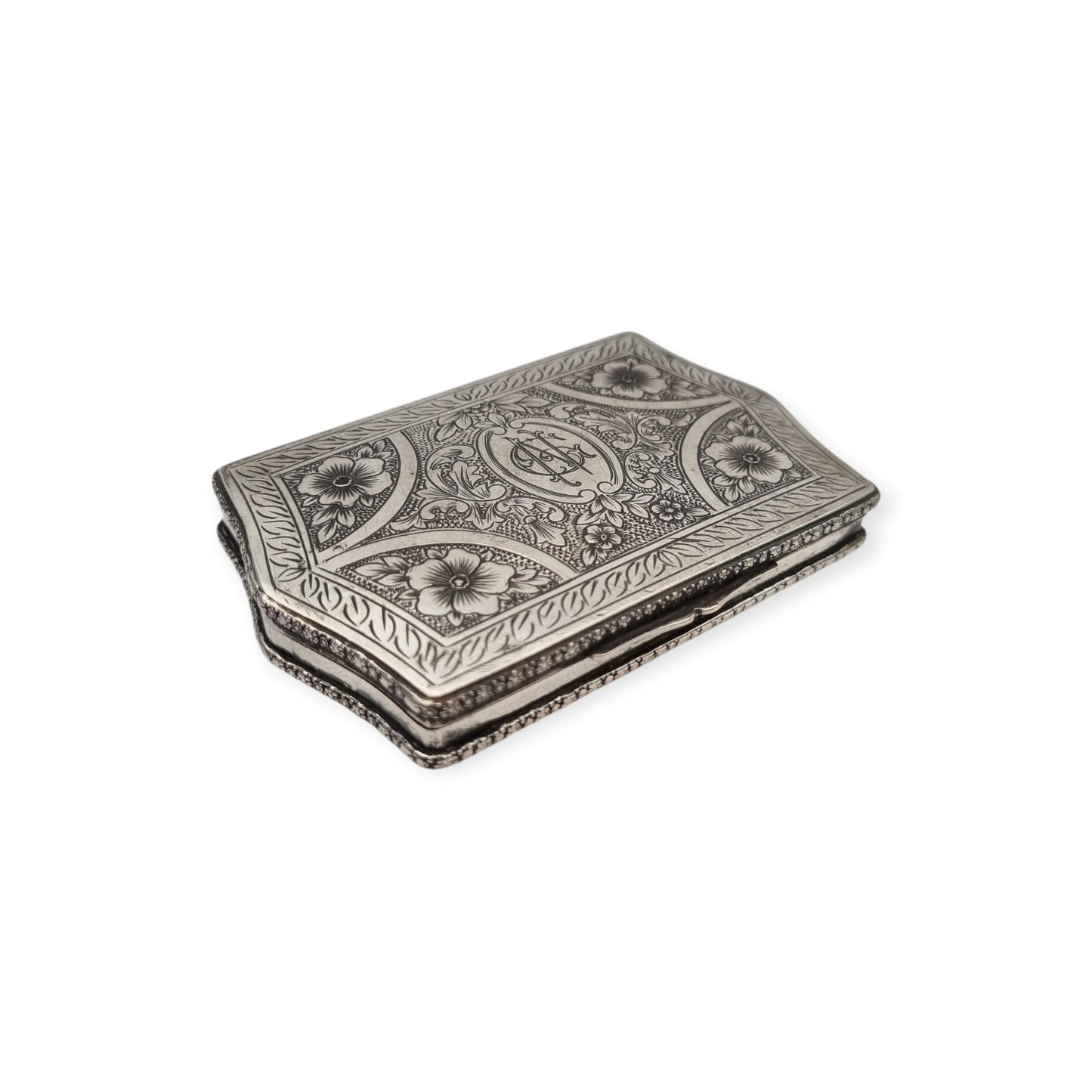 Caja rectangular Art Nouveau en plata 800, Europa, circa 1910, decoración floral grabada y monograma central