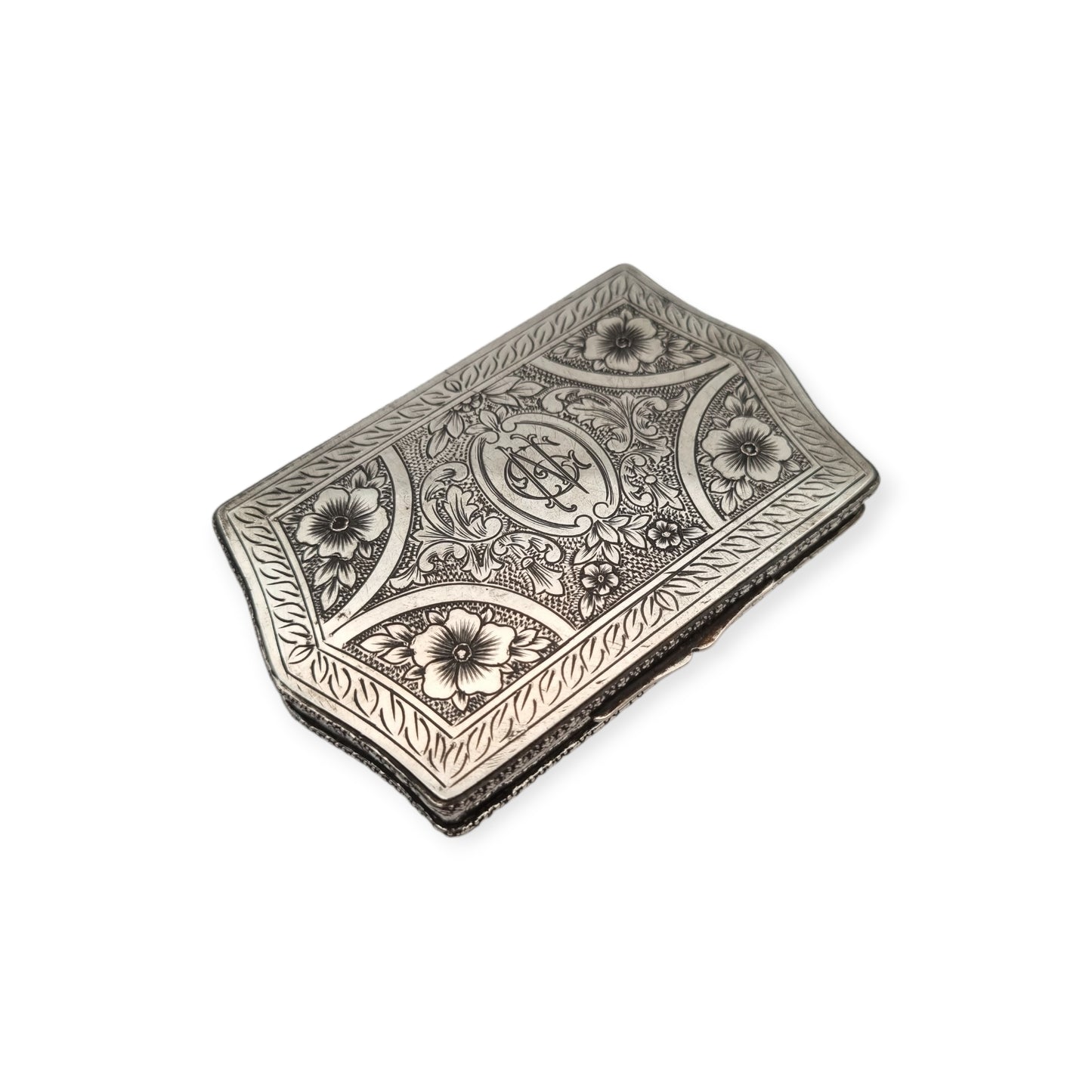Caja rectangular Art Nouveau en plata 800, Europa, circa 1910, decoración floral grabada y monograma central