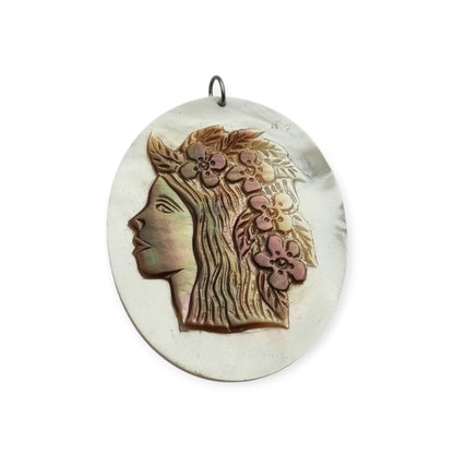 Colgante de nácar tallado contemporáneo siglo XX, perfil femenino en relieve