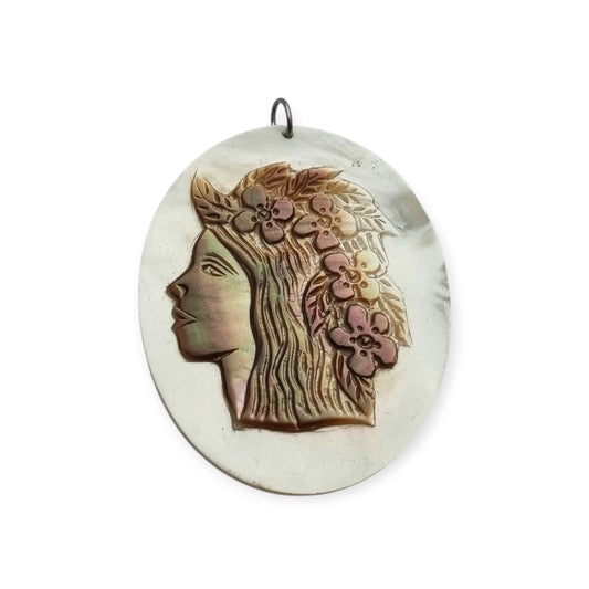 Colgante de nácar tallado contemporáneo siglo XX, perfil femenino en relieve