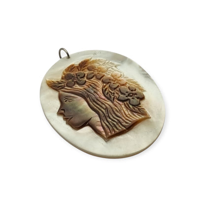 Colgante de nácar tallado contemporáneo siglo XX, perfil femenino en relieve