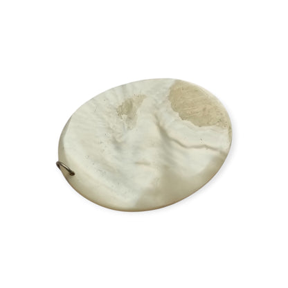 Colgante de nácar tallado contemporáneo siglo XX, perfil femenino en relieve