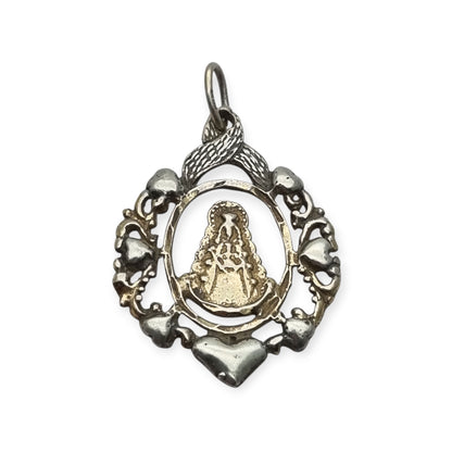 Colgante religioso de la Virgen del Rocío en plata de ley, diseño calado con corazones